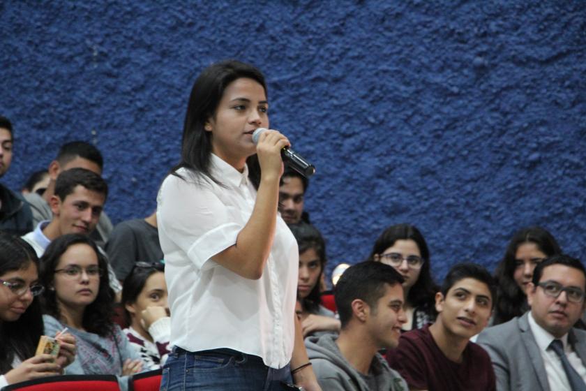 Alumno participando en conferencia 