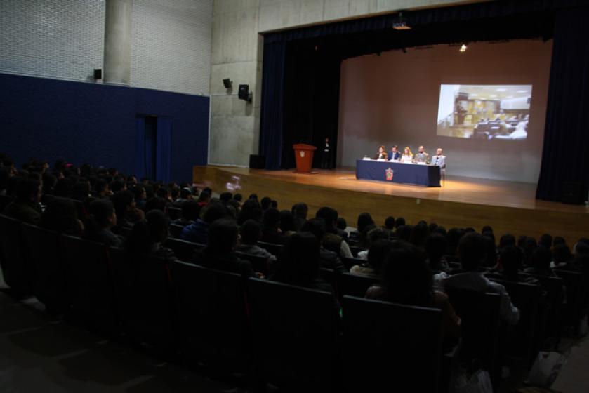 Alumnado y autoridades