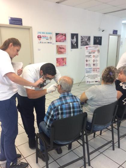 Personal de la salud atendiendo