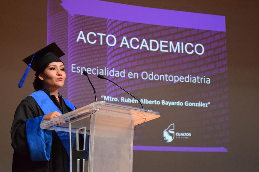 Estudiante en su Acto académico.