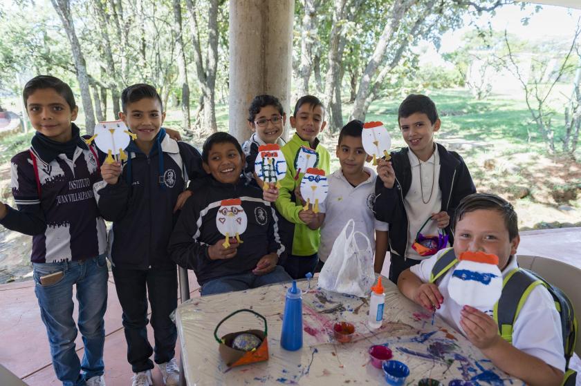 Niños mostrando el huevo que pintaron