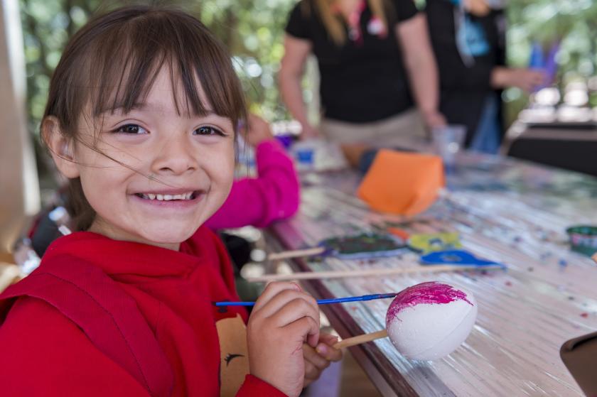 Niña pintando huevo