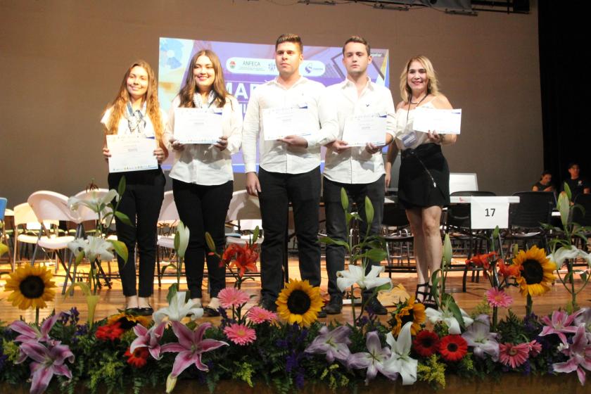 Equipo en el maratón de conocimiento ANFECA.