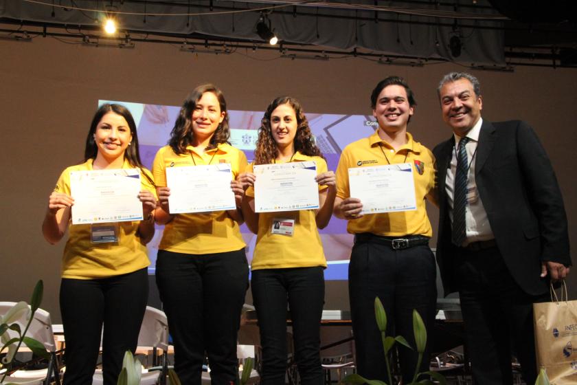 Equipo en el maratón de conocimiento ANFECA.