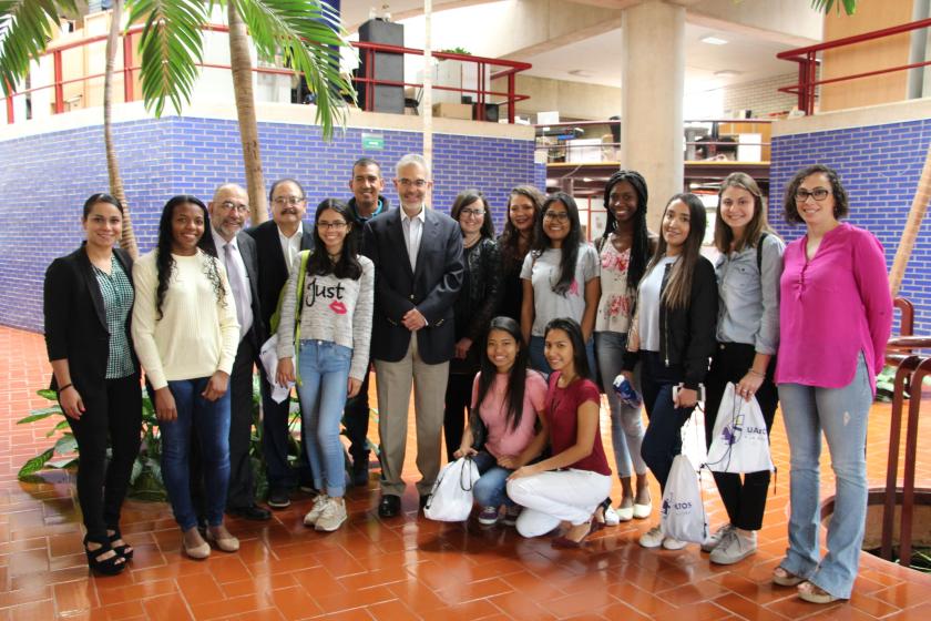 Alumnas de intercambio y personal CUAltos.