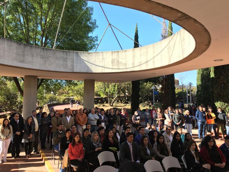 Alumnos en la explanada