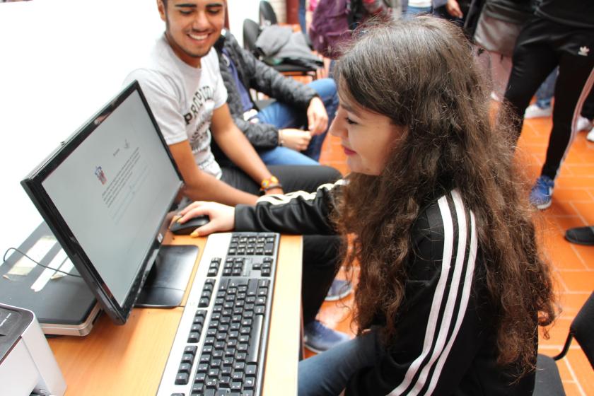 Participante en el ejercicio de simulación de la votación electrónica.