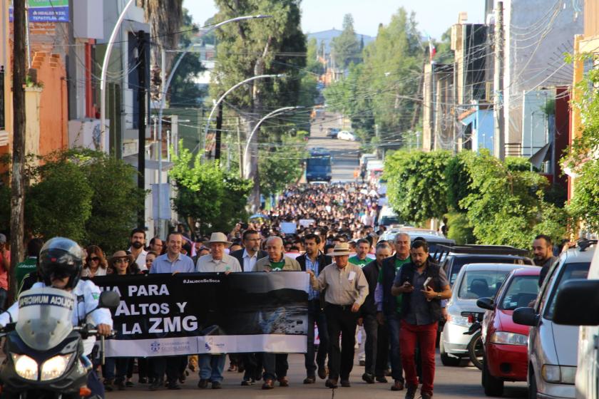 Marcha de estudiantes y autoridades