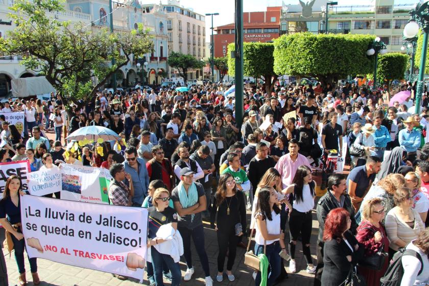 Marcha de estudiantes y autoridades