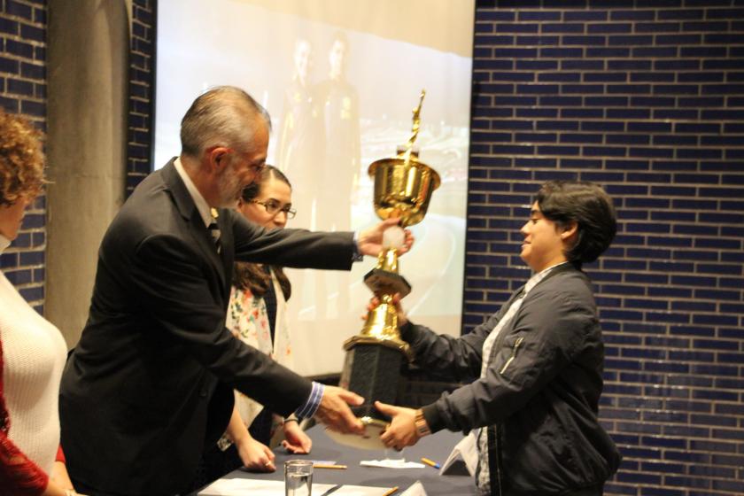 Entrega de trofeo.