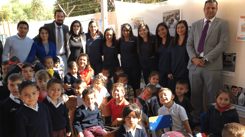 Niños de preescola, autoridades y estudiantes de odontología