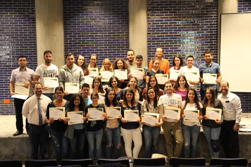 Integrantes del taller  “Arráigate Joven”.