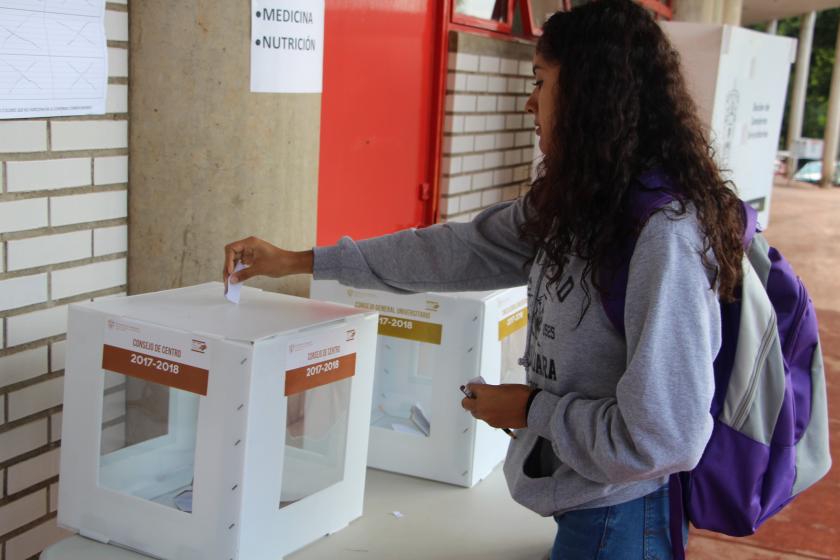 Alumna votando