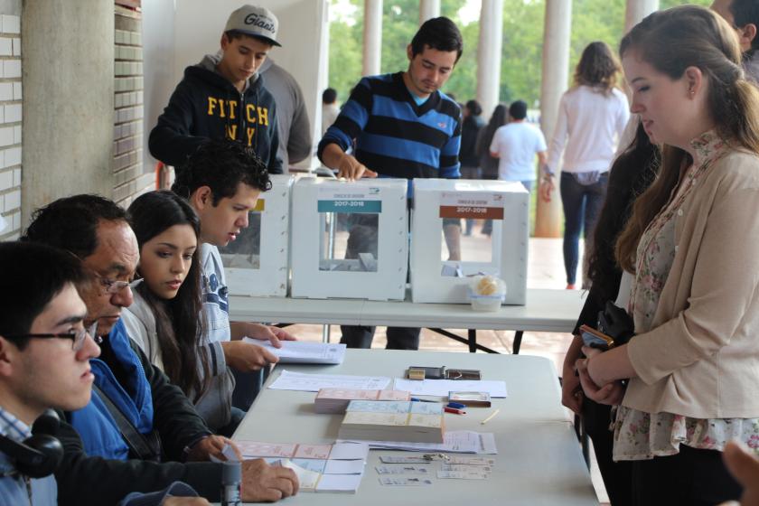 Alumnado votando