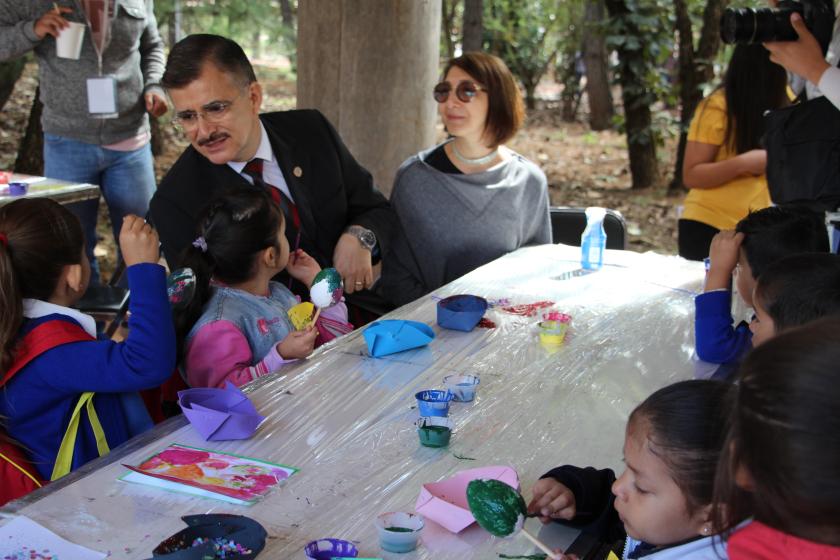 Autoridades y niños