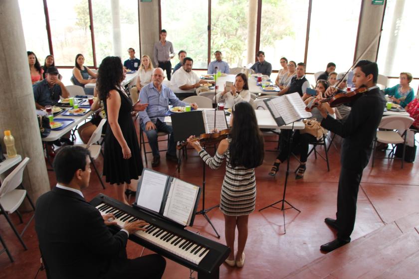 Asistentes ecuchando música a violin 