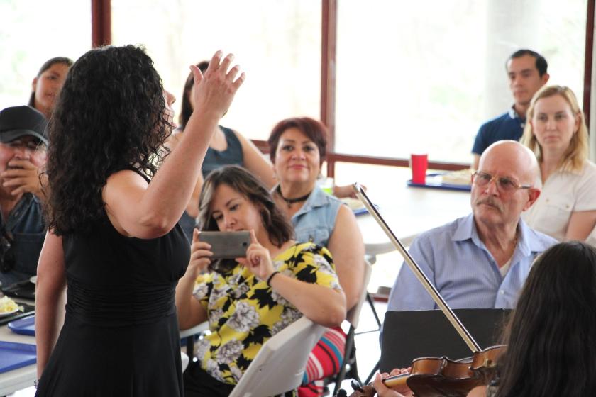 Asistentes ecuchando música a violín 