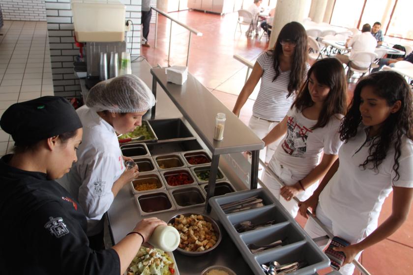 Alumnas esperando su ensalada