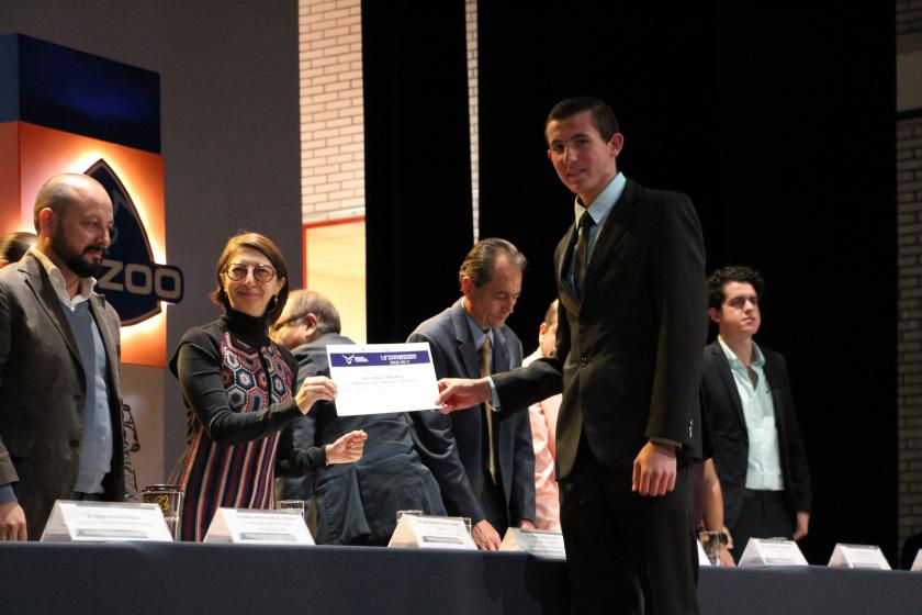 Rectora entrega reconocimiento a alumno