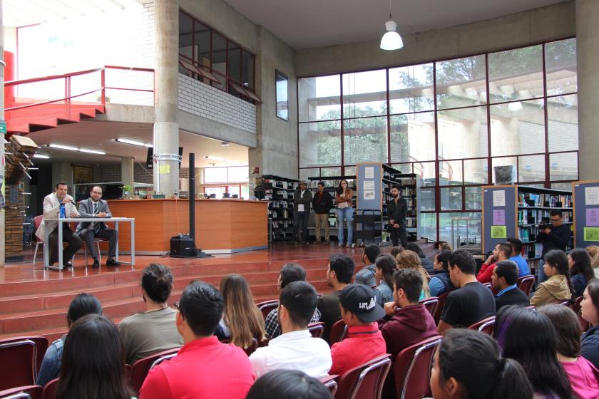 Alumnado y académicos en biblioteca