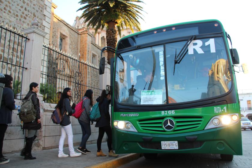 Alumnado tomando transporte