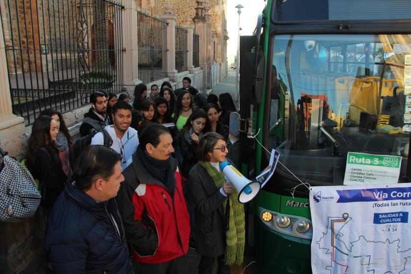 Alumnado tomando transporte y autoridades