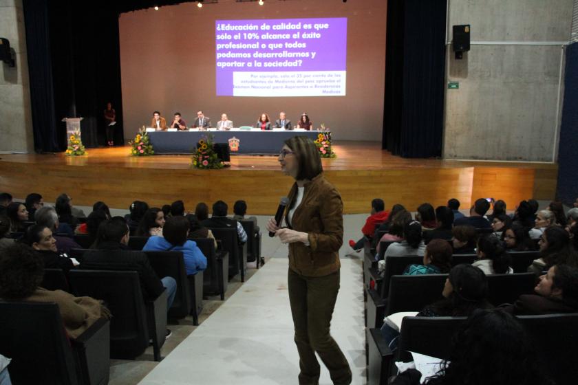 Alumnos y autoridad CUAltos en cursos de inducción.