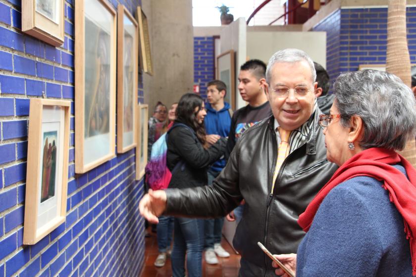 Directora de MURA observando la obra