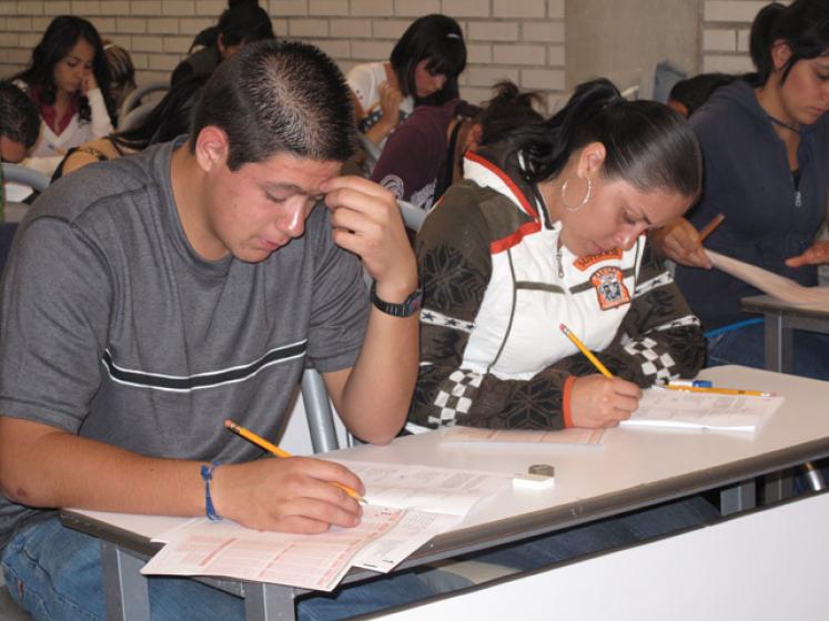 Personas contestando una prueba.