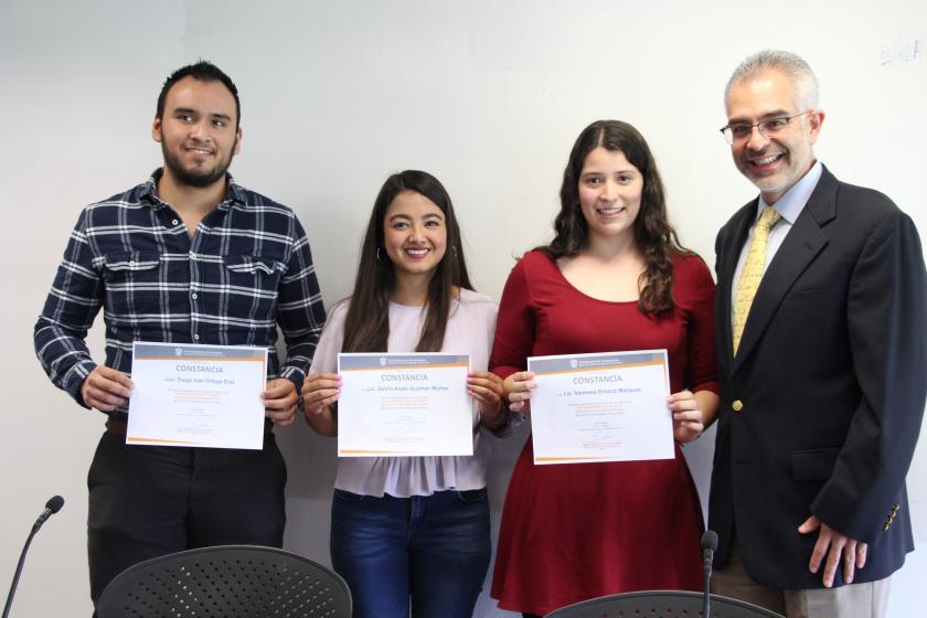 Estudiantes con diploma con autoridad