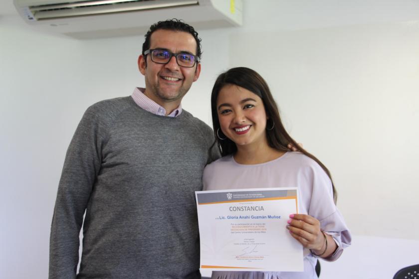 Estudiante recibe reconocimiento