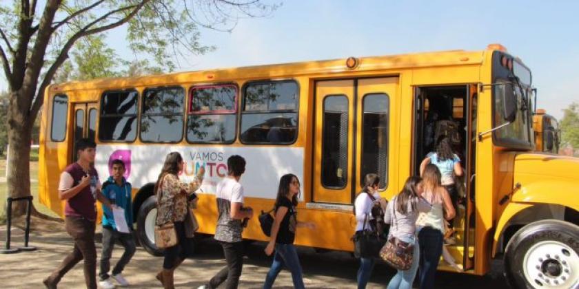 Alumnos subiendo el autobus