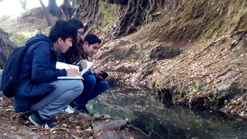 Integrantes del proyecto observando el Río Tepatitlán.