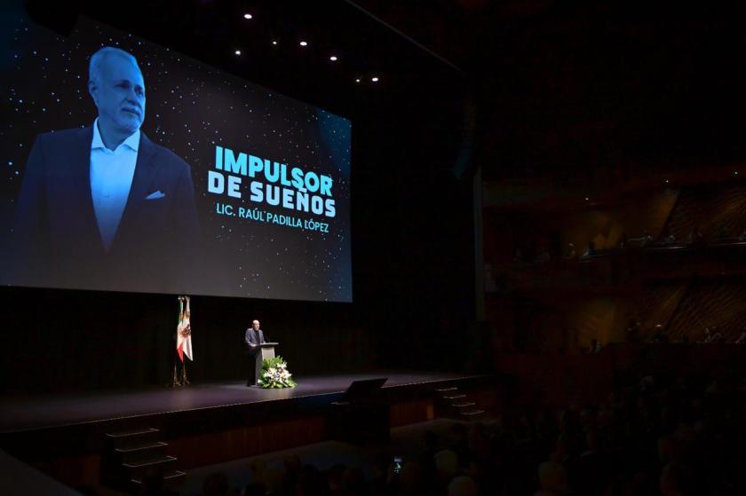 Develan escultura del licenciado Raúl Padilla López