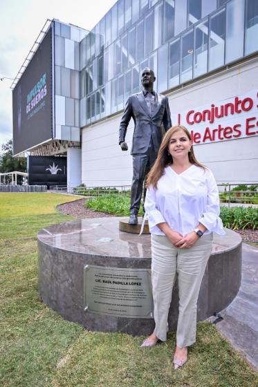 Develan escultura del licenciado Raúl Padilla López