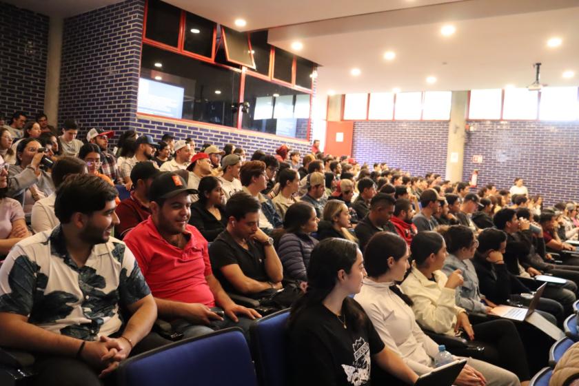 Ciclo de Conferencias del Día del Médico Veterinario en el CUAltos: Emergencias Equinas, Nutrición Porcina y Emprendimiento para Estudiantes