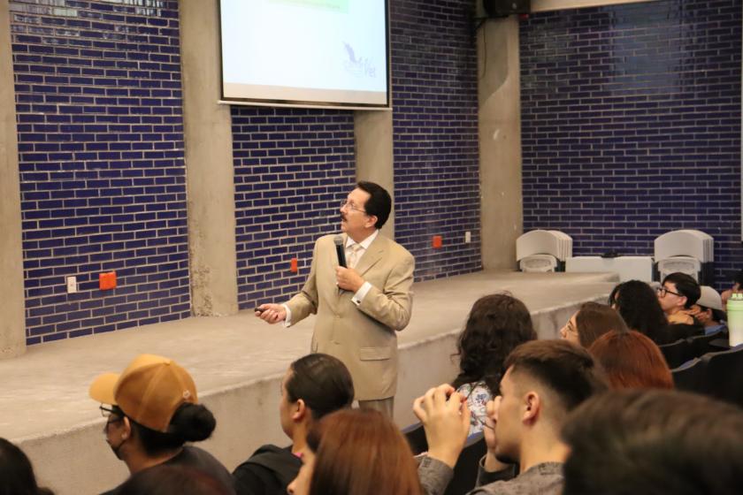 Ciclo de Conferencias del Día del Médico Veterinario en el CUAltos: Emergencias Equinas, Nutrición Porcina y Emprendimiento para Estudiantes