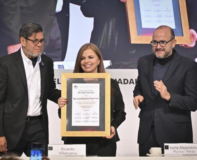 Entrega por primera vez STAUdeG Presea Abigail López y López a la Rectora General electa Karla Planter