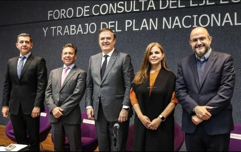 Gustavo Padilla, rector del CUCEA; Pablo Lemus, gobernador de Jalisco; Marcelo Ebrard, secretario de Economía; Karla Planter, rectora electa de la UdeG, y Ricardo Villanueva, actual rector. EL INFORMADOR/A. Navarro