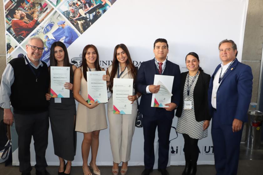 Estudiantes del CUAltos reciben el Premio Ceneval al Desempeño de Excelencia EGEL+D