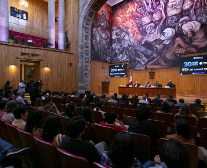 Reconocen a pioneros de la llegada del internet a México