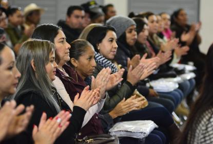 Mujeres felicitando a alguien