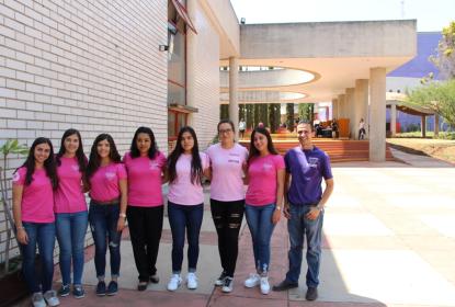 Grupo de chicas representando al cualtos