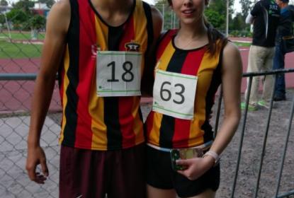 Dos estudiantes del cualtos, un chico y una chica, con atuendos deportivos