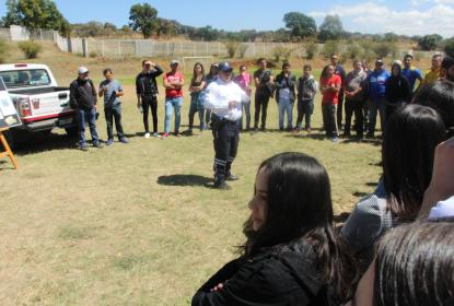 Policía vial rodeado de alumnos