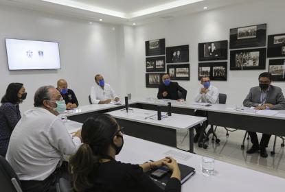 Autoridades en reunión