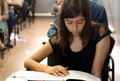 Aspirante realizando examen de admisión