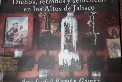 Portada de un libro. Su título es "Con el tiempo y un ganchito Dichos, refranes y sentencias en los Altos de Jalisco". En la parte inferior se leen sus autores "Ana Isabel Ramón Gómez, Elba Gómez Orozco y Fermín López Jiménez".