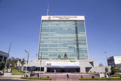 Plano de un edificio, en su parte superior se lee "UNIVERSIDAD DE GUADALAJARA RECTORÍA GENERAL".