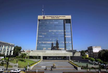 Edificio en el que se lee "UNIVERSIDAD DE GUADALAJARA" "RECTORÍA GENERAL".